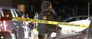 Die Behörden durchsuchen einen Apartmentkomplex, in dem der mutmaßliche Schütze von Aurora wohnte.