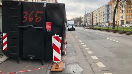 Der Baucontainer wurde nach mehreren Beschwerden um einige Zentimeter nach links versetzt.