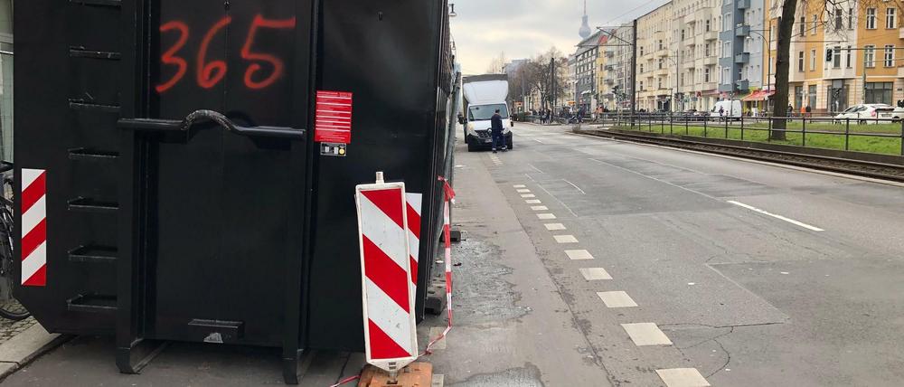 Der Baucontainer wurde nach mehreren Beschwerden um einige Zentimeter nach links versetzt.