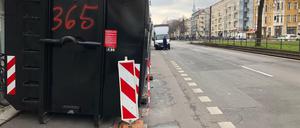 Der Baucontainer wurde nach mehreren Beschwerden um einige Zentimeter nach links versetzt.