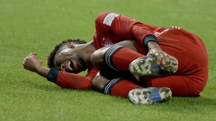Am Boden. Kingsley Coman hält sich seinen linken Fuß - der ihm bereits in der Vergangenheit viele Probleme bereitete.