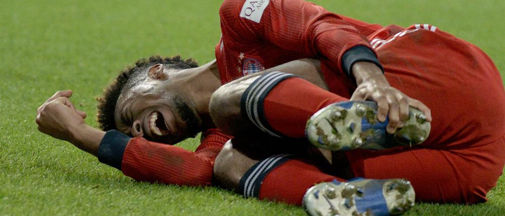 Am Boden. Kingsley Coman hält sich seinen linken Fuß - der ihm bereits in der Vergangenheit viele Probleme bereitete.