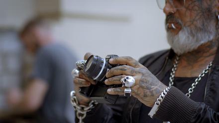 Sven Marquardt mit seiner Kamera.
