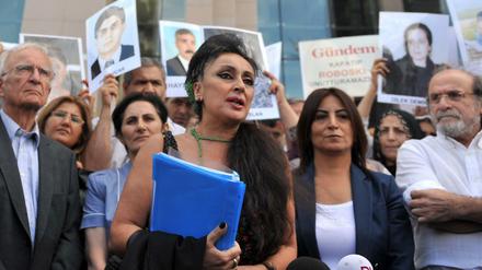 Gegen die 59-jährige Anwältin Eren Keskin (M.) laufen fast 150 Verfahren.