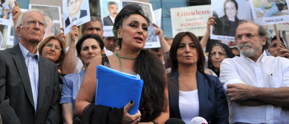 Gegen die 59-jährige Anwältin Eren Keskin (M.) laufen fast 150 Verfahren.