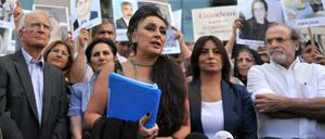 Gegen die 59-jährige Anwältin Eren Keskin (M.) laufen fast 150 Verfahren.