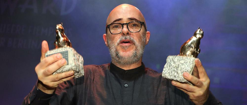 Santiago Loza mit dem Teddy-Award für den besten Spielfilm und dem queer.de-Leser*innen-Preis.