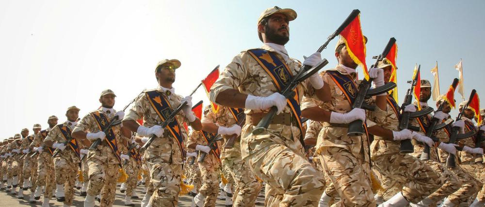 Angehörige der Revolutionsgarde bei einem Ehrenmarsch in Teheran. 