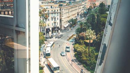 Nizza kann so schön sein. Wenn man nicht zum Konsulat muss, weil die Papiere plötzlich verschwunden sind.