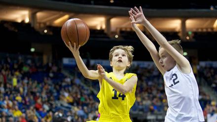 Alba kooperiert mit mehr als 100 Schulen und hin und wieder dürfen die Kinder in der Halbzeitpause auch auf das Parkett in der großen Arena am Ostbahnhof.