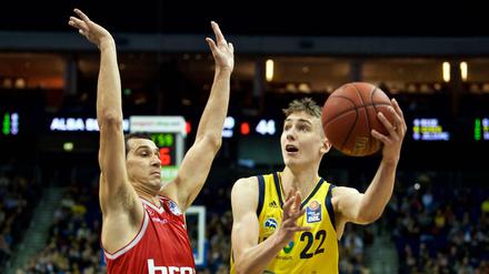 Duell der Generationen: Bambergs Nikos Zisis (links) ist mehr als doppelt so alt wie Albas Franz Wagner. 