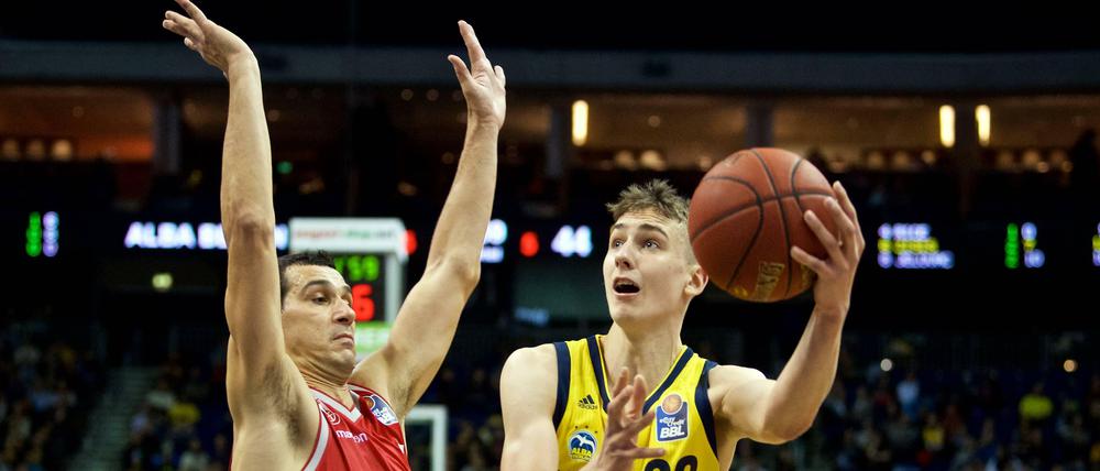 Duell der Generationen: Bambergs Nikos Zisis (links) ist mehr als doppelt so alt wie Albas Franz Wagner. 