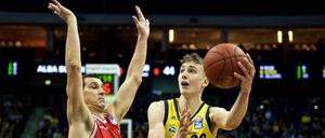 Duell der Generationen: Bambergs Nikos Zisis (links) ist mehr als doppelt so alt wie Albas Franz Wagner. 