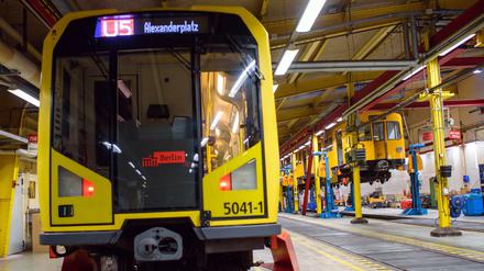 Wer macht das Rennen? Heftig diskutiert wird, ob es sinnvoller ist, U-Bahnlinien oder Tramstrecken auszubauen. Hier ein Blick in eine U-Bahnwerkstadt der BVG. 