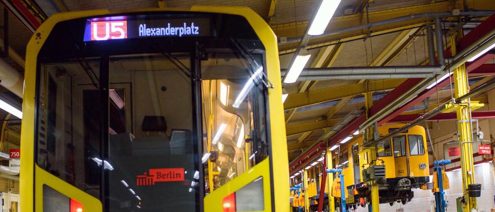 Wer macht das Rennen? Heftig diskutiert wird, ob es sinnvoller ist, U-Bahnlinien oder Tramstrecken auszubauen. Hier ein Blick in eine U-Bahnwerkstadt der BVG. 