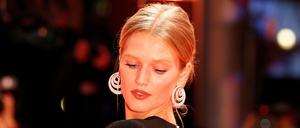 Glanz und Nachhaltigkeit. Das Model Toni Garrn auf der Berlinale mit Ohrringen von Chopard.