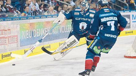 Alltag in der Arena am Ostbahnhof. Torwart Kevin Poulin und Verteidiger Frank Hördler erleben mit den Eisbären eine trübe Saison.