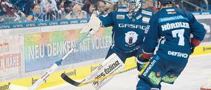 Alltag in der Arena am Ostbahnhof. Torwart Kevin Poulin und Verteidiger Frank Hördler erleben mit den Eisbären eine trübe Saison. 