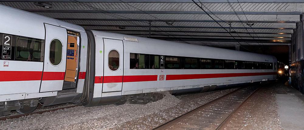 Der entgleiste ICE 373 steht kurz vor dem Bahnhof Basel SBB.