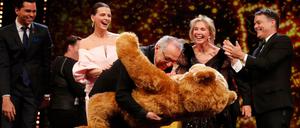 Geschenk von der Jury. Dieter Kosslick mit seinem XXL-Teddybären.