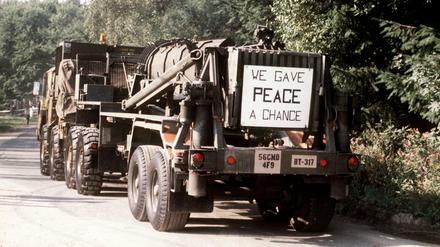 Die ersten Pershing-II-Raketen werden im September 1988 gemäß dem INF-Abkommen zwischen den USA und der UdSSR vom Stationierungsort Waldheide abtransportiert. 