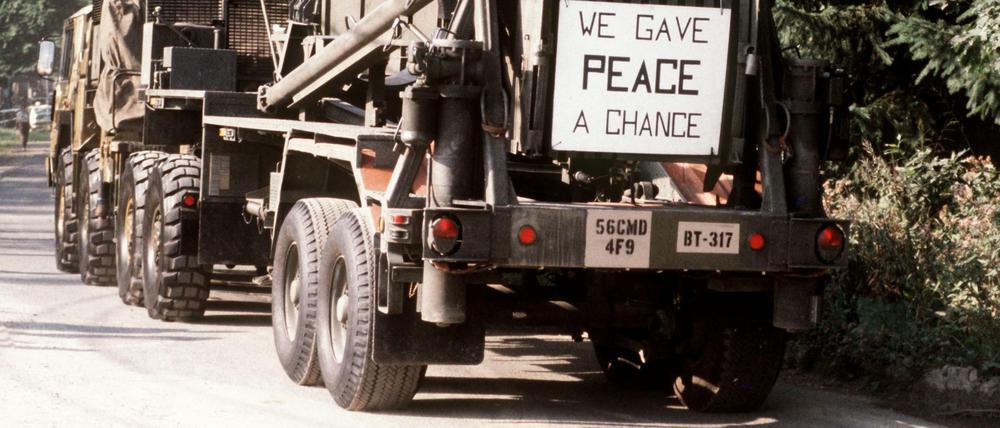 Die ersten Pershing-II-Raketen werden im September 1988 gemäß dem INF-Abkommen zwischen den USA und der UdSSR vom Stationierungsort Waldheide abtransportiert. 