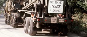 Die ersten Pershing-II-Raketen werden im September 1988 gemäß dem INF-Abkommen zwischen den USA und der UdSSR vom Stationierungsort Waldheide abtransportiert. 