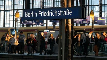 Am S-Bahnhof Friedrichstraße kam es Freitagfrüh zu einem Angriff auf zwei Sicherheitsmitarbeiter.