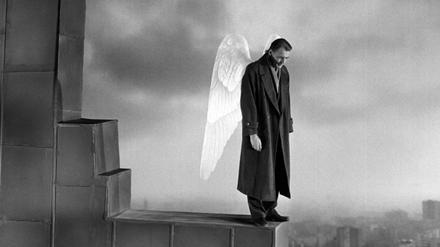 Bruno Ganz als Damiel in einer Szene des Films "Der Himmel über Berlin" 