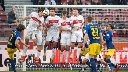 Der sitzt. Leipzigs Marcel Sabitzer (l) schießt das Tor zum 2:1. 