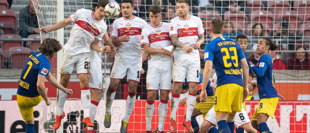Der sitzt. Leipzigs Marcel Sabitzer (l) schießt das Tor zum 2:1.