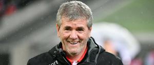 Friedhelm Funkel, 65, steht kurz vor dem Treppchen. Gegen Leverkusen hat er seinen insgesamt 801. Bundesliga-Einsatz als Spieler und Trainer. Damit zieht er mit Felix Magath gleich. Nur Otto Rehagel (1037) und Jupp Heynckes (1038) kommen auf noch mehr Spiele. Seit 1991 ist der NiederrheinerTrainer im Profifußball, zuvor spielte er 320 Mal in der Bundesliga.