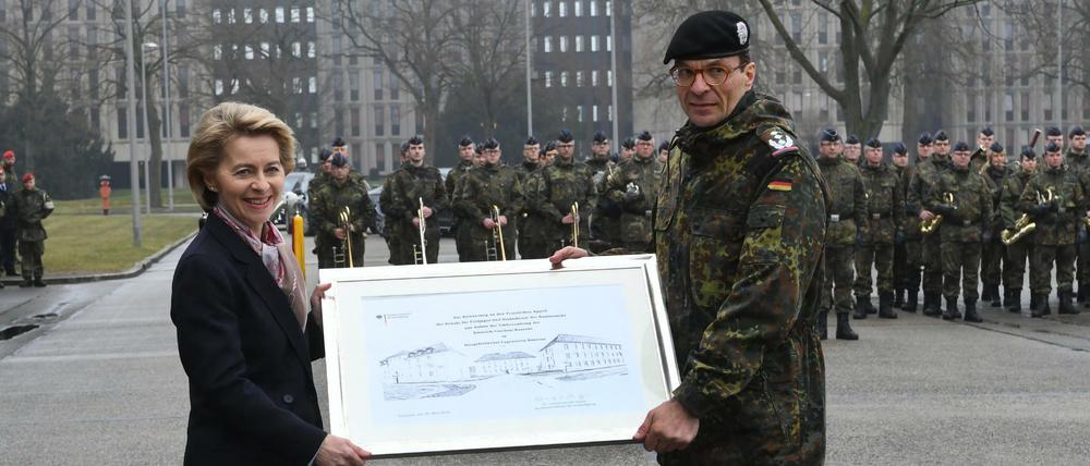 Anfang 2018 wurde die Emmich-Cambrai-Kaserne in Hauptfeldwebel-Lagenstein-Kaserne umbenannt.
