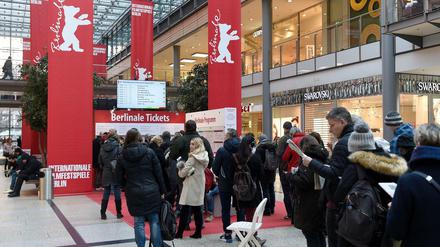Sich beim Ticketkauf ungesehen an der Schlange vorbeischleichen können – das wäre praktisch. 