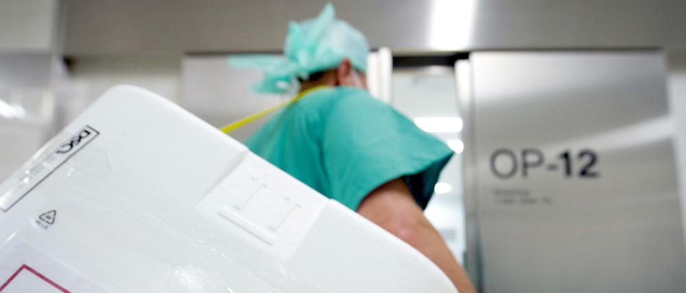 Ein Styropor-Behälter zum Transport von Organen am Eingang eines OP-Saales.