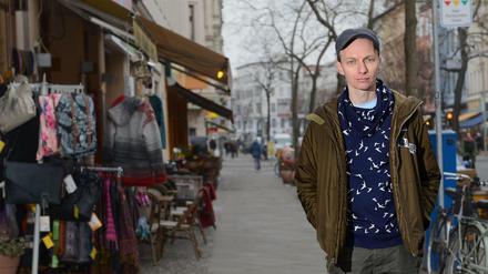 Dietrich Brüggemann, Filmregisseur, Drehbuchautor und Musiker beim Kiezspaziergang in Berlin Kreuzberg.