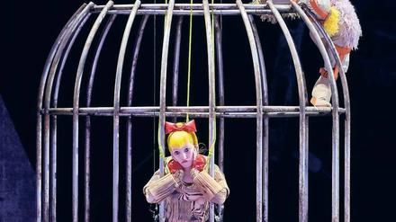 Ein Käfig voller Puppen. Sängerin Serena Saenz Molinero als Papagena und Schauspieler Florian Teichtmeister als Papageno im Bühnenbild von Mimi Lien.