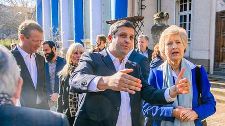 Ein Mann mit Visionen. SPD-Fraktionschef Saleh malt Verlegerin Friede Springer aus, wie es sein könnte.