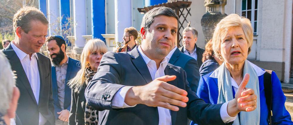 Ein Mann mit Visionen. SPD-Fraktionschef Saleh malt Verlegerin Friede Springer aus, wie es sein könnte.