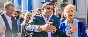 Ein Mann mit Visionen. SPD-Fraktionschef Saleh malt Verlegerin Friede Springer aus, wie es sein könnte.
