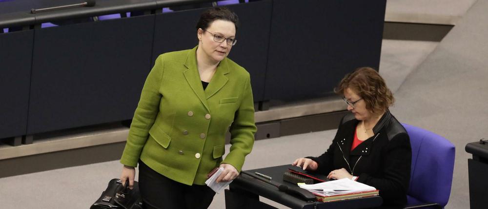 Andrea Nahles, Vorsitzende der SPD, biegt im Bundestag um die Ecke.