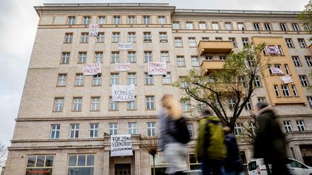 In der Karl-Marx-Allee hat der Senat hunderte Wohnungen über das Vorkaufsrecht der Mieter erworben, doch die Deutsche Wohnungen wehrt sich gegen diese Strategie. 