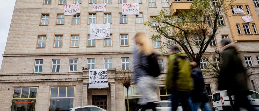 In der Karl-Marx-Allee hat der Senat hunderte Wohnungen über das Vorkaufsrecht der Mieter erworben, doch die Deutsche Wohnungen wehrt sich gegen diese Strategie. 