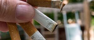 Wer beim Kippenwerfen erwischt wird, muss zahlen. Die Höhe des Bußgeldes unterscheidet sich von Bezirk zu Bezirk.