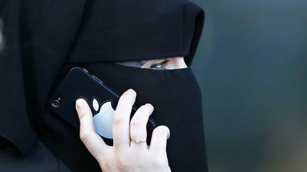 Eine verschleierte Frau mit Nikab (Symbolbild).