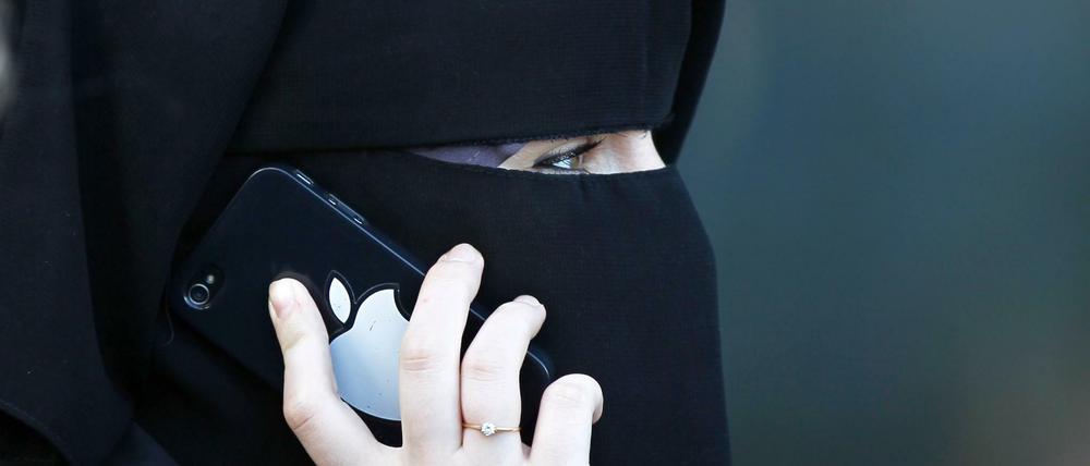 Eine verschleierte Frau mit Nikab (Symbolbild).
