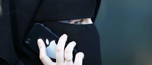 Eine verschleierte Frau mit Nikab (Symbolbild).