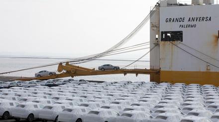 Audi Fahrzeuge des Volkswagen Konzerns werden im Hafen von Emden verschifft. 