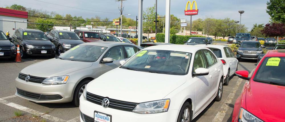 Autos der Marke Volkswagen stehen auf dem Hof eines Händlers in den USA.