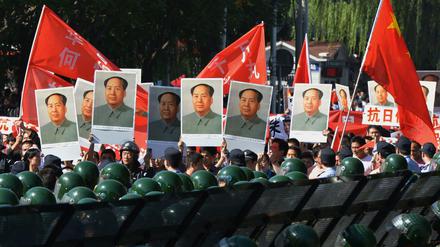 Antijapanische Demonstration vor der japanischen Botschaft in Peking.